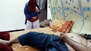 印度女学生看着继父自慰而不是和他做爱