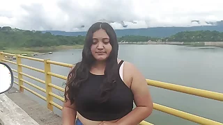 被男友甩了的女孩得到陌生人的帮助，最终发生了粗暴的性行为