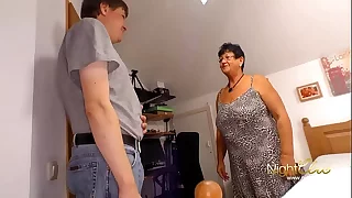 奶奶的阴部湿透了