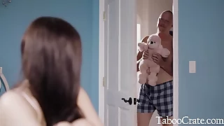 无助少女被最糟糕的继父困住 - Jojo Kiss